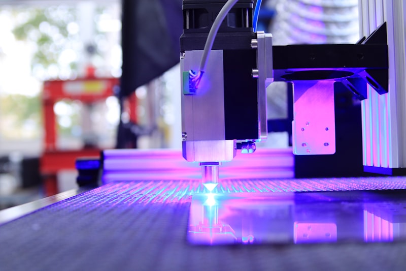Lasergravur — Laserstrahl graviert präzise auf Material