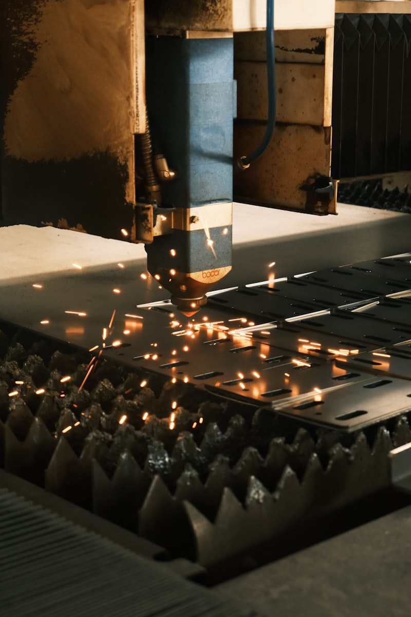 Laserschnitt — Laser schneidet Metall mit Funken